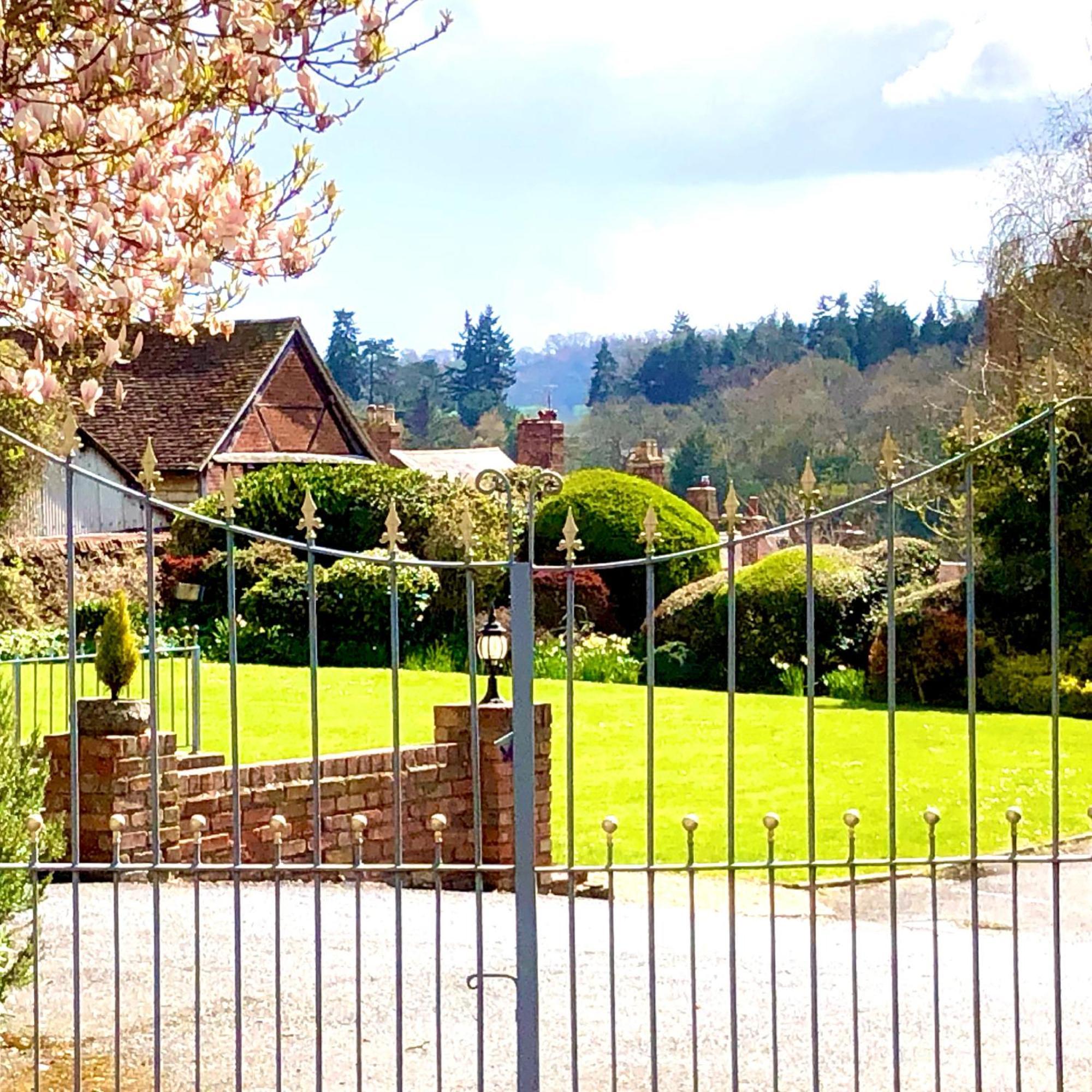 Flower Cottage By Ludlow Castle With Onsite Parking Esterno foto
